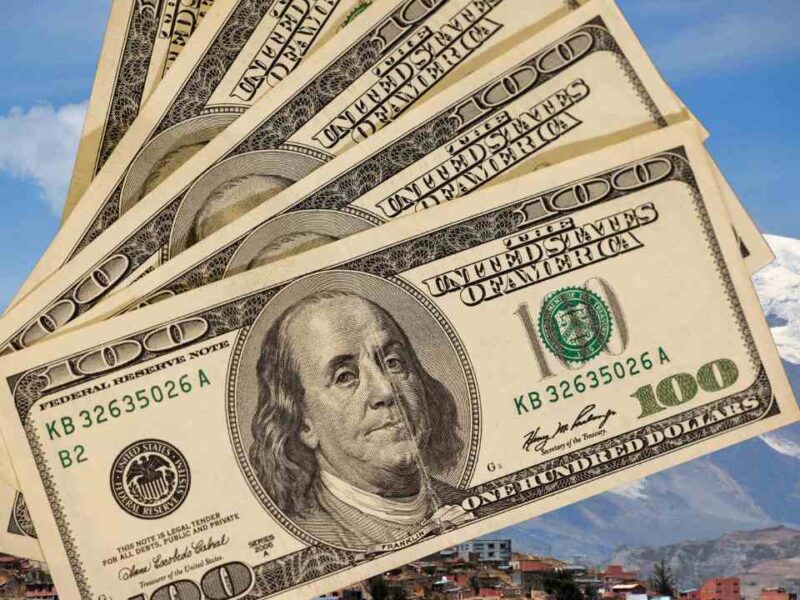 La cotización del dólar paralelo cae en Bolivia